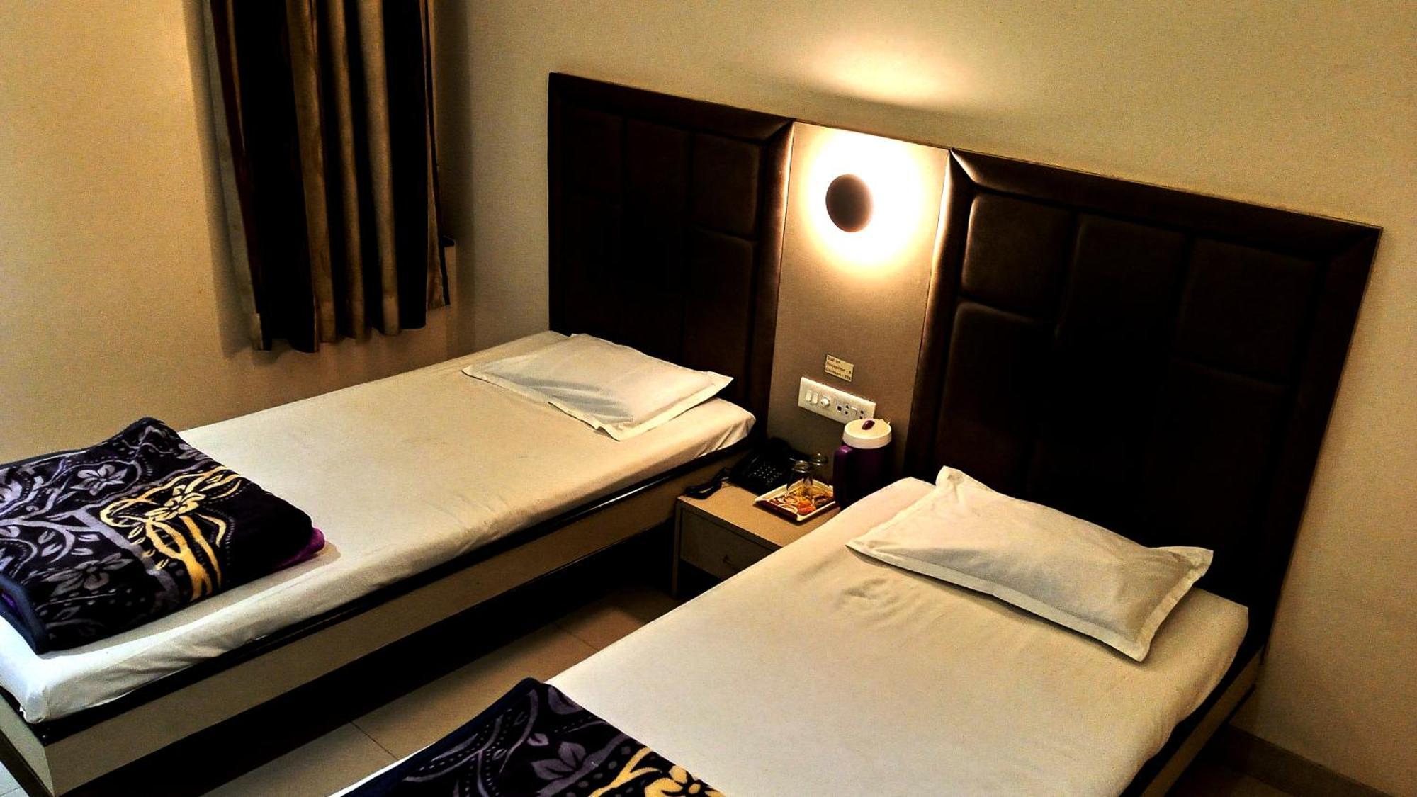 Hotel Ramniwas Jalgaon Esterno foto